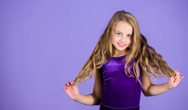 Coiffures de danse latine de salon. Enfant fille avec des cheveux longs porter robe sur fond violet. Coiffure pour danseuse. Comment faire une coiffure soignée pour enfant. Choses que vous devez savoir sur la coiffure de danse de salon — Photo