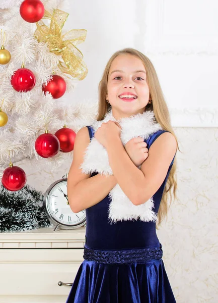 오는 새 해에 대 한 흥분 쾌활 한 아이. 작은 여자 착용 벨벳 드레스 느낌 근처에 크리스마스 트리 축제. 가족 휴가 개념. 올해의 크리스마스 아주 특별 한 시간입니다. 크리스마스 응원을 확산 — 스톡 사진