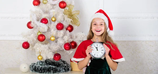 Nytår nedtælling. Pige kid santa hat kostume med ur begejstret glade ansigt tælle tid til nytår. Sidste øjeblik til midnat. Sidste minut nytårsaften planer, der er faktisk meget sjovt - Stock-foto
