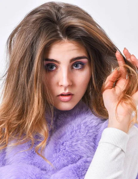 Χειμερινές συμβουλές περιποίησης μαλλιών θα πρέπει να ακολουθήσετε. Μαλλιά φροντίδα έννοια. Το κορίτσι γούνα ποζάρει με χτένισμα σε άσπρο φόντο. Αποτραπεί βλάβη μαλλιά χειμώνας. Αφής γυναίκα προσώπου μακιγιάζ μαλλιά όγκο χτένισμα — Φωτογραφία Αρχείου
