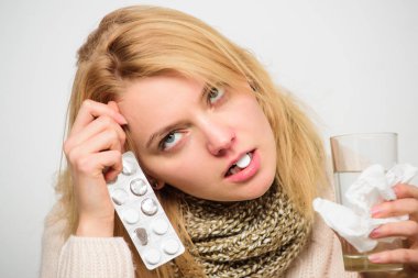 Soğuk tedavi için yönergeler. Kız tablet ağız içecek su. Baş ağrısı ve soğuk ilaçlar. Kadın tousled saç eşarp tablet blister tutun. Grip ve soğuk kavramı. Soğuk algınlığından kurtulmak için ilaç alıyor