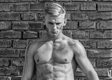 Oluşturucu ile seksi kas gövde, arka plan üzerinde tuğla duvar. Seksi çıplak gövde ile sporcu. Sert işçi kavramı. Oluşturucu ile güçlü kas vücut toz rahatlatıcı ile kaplı