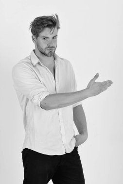 Erkeklik ve tarz kavramı. Ciddi yüzlü adam.