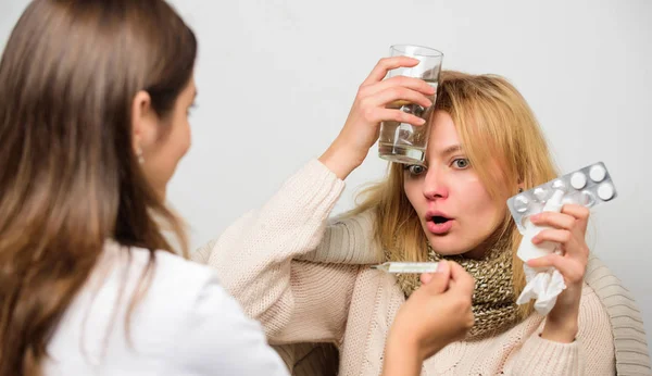 Mädchen in Schal vom Arzt untersucht. Fieber und Grippemittel. Frau konsultieren Arzt. Arzt kommuniziert mit Patient empfiehlt Behandlung. Arzt fragt Patient nach Symptomen. Grippe und Erkältung — Stockfoto