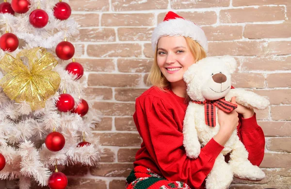 Feliz Navidad y feliz año nuevo. chica feliz en sombrero de Santa Claus. Fiesta de año nuevo. entrega regalos de Navidad. Mujer sonriente celebrando la Navidad. Decoración del árbol de Navidad. Feliz Navidad. — Foto de Stock