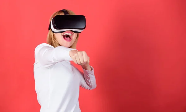 Szép nő, játszani a játékot, virtuális valóság szemüveg. Portréja egy meghökkent lány segítségével egy virtuális-valóság sisak piros háttér elszigetelt. Nő a virtuális-valóság sisak. — Stock Fotó