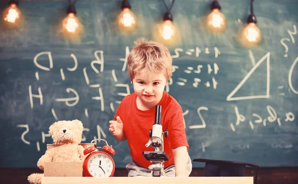 Primero Interesado Estudiar Aprender Educar Niño Cerca Del Microscopio Aula — Foto de Stock