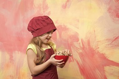 Çocuk chef şapka, önlük tutun çerezleri veya bisküvi yemek