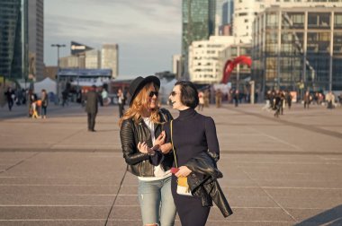 Paris, Fransa, sokakta kız arkadaş mutlu gülümseme