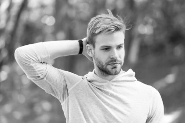 Terleme önleyicisinden emin bir adam. Adam kuru koltukaltını temiz kıyafetlerle kontrol ediyor. Antrenmandan sonra sporcu terlemeyi önlemekten memnun. Engelle, terlemeyi azalt. Terleme. Deodorant işe yarıyor.