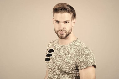 Tıraşsız yüzü ve şık saç sakallı