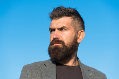 Hipster görünümü. Sakal ve berber konsepti. Sakallı hippi adam şık bir palto. Şık sakal ve bıyık sonbahar ve kış mevsimi. Sakallı ve havalı. Berber ipuçları sakal bırakır