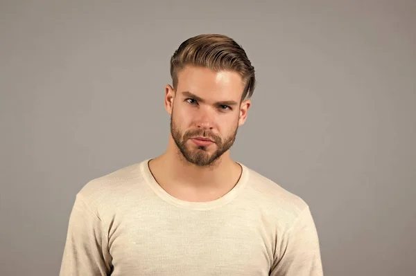 Homem com cabelo rosto raspado e corte de cabelo na moda — Fotografia de Stock