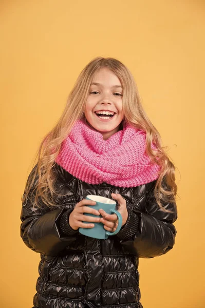 Menina com sorriso copo azul no fundo laranja — Fotografia de Stock