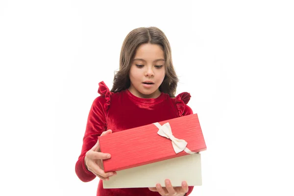Gyermek izgatott kicsomagolás neki ajándékot. Kis aranyos lány kapott üdülési ajándék. Mi van benne. Legjobb játékszerek és karácsonyi ajándékokat a gyerekeknek. Gyerek kislány elegáns ruha göndör frizura tartsa díszdobozban — Stock Fotó