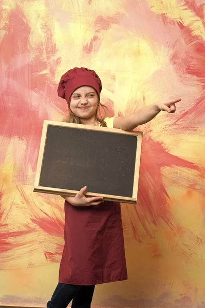 칠판 또는 요리사 아이 모자에 작은 소녀 쿡 — 스톡 사진