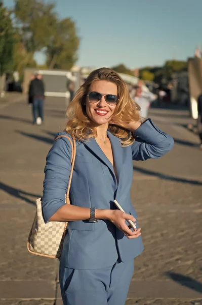 Mulher de negócios de terno sorrir na rua de Paris, França — Fotografia de Stock