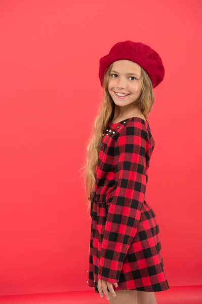 Niña linda niña con el pelo largo posando en el fondo rojo sombrero. Cómo usar boina francesa. Inspiración estilo boina. Cómo usar boina como chica de moda. Accesorio de boina de moda para mujer —  Fotos de Stock