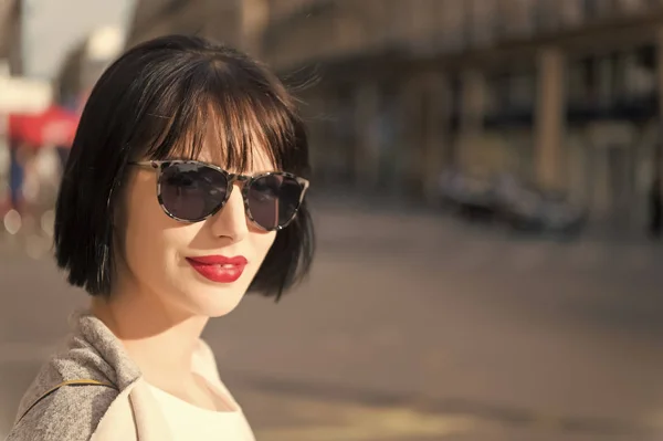 Mulher com lábios vermelhos em óculos de sol andar na rua — Fotografia de Stock