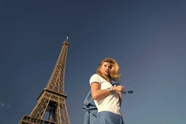 Dívka na Eiffelovu věž v Paříži, Francie na modré obloze — Stock fotografie