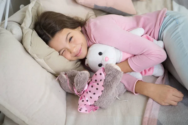 Little child girl with xmas present. waiting for santa. Winter. small girl sleeping at home. christmas family holiday. happy new year. Christmas shopping. The morning before Xmas. Sleep — Stock Photo, Image