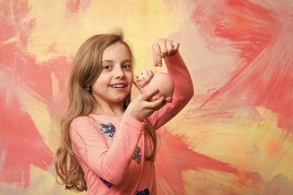 Flickan håller Sparbössa eller spargris för besparingar. — Stockfoto
