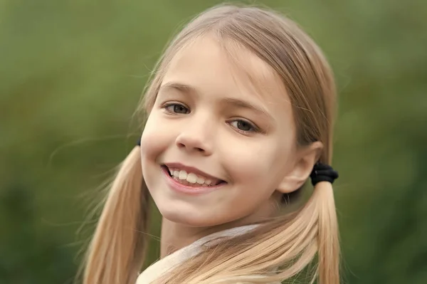 Niña sonrisa en el fondo natural, la infancia — Foto de Stock