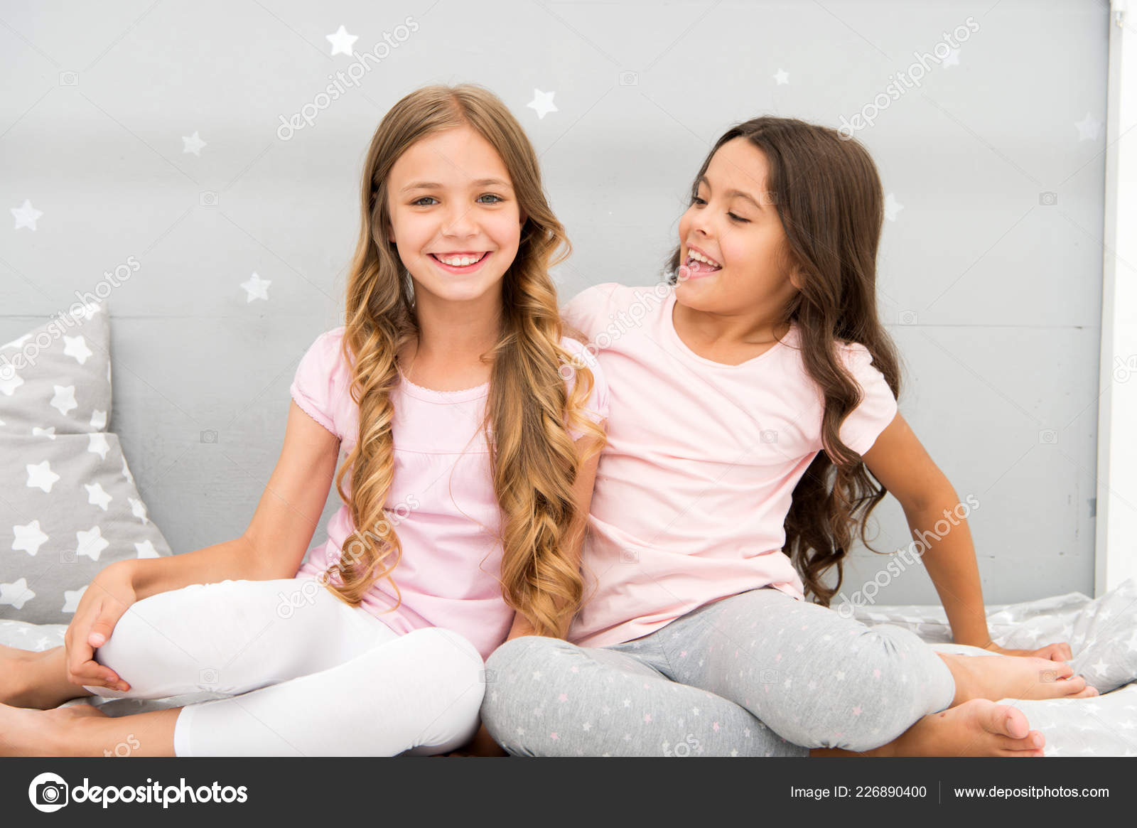 de jolies petites filles organisent une soirée pyjama assises