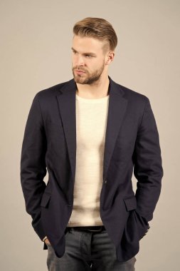 Maço siyah ceketli poz elle kot pantolon cepleri