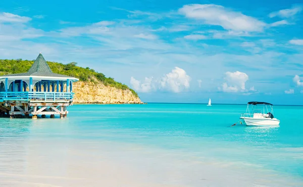 Praia do mar com barco e abrigo em st johns, antigua — Fotografia de Stock