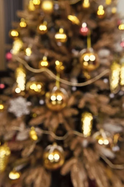 Glitzern Des Weihnachtsbaums Mit Goldenen Kugeln Kegeln Girlanden Auf Verschwommenem — Stockfoto