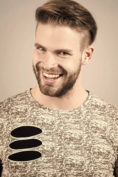 Homem com barba e cabelo elegante em tshirt sorriso — Fotografia de Stock