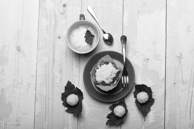 Cappuccino kahve sonbahar ahşap zemin üzerine bırakır