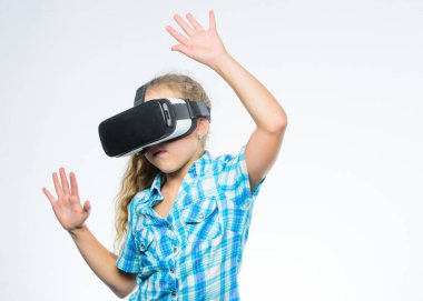 Mutlu bir çocukluk modern teknolojisini kullanıyor. Küçük çocuk giyim kablosuz Vr gözlük. Küçük çocuk Vr kulaklık. Sanal gerçeklik giyen küçük kız gözlükler. Dijital gelecek ve yenilik. VR teknolojileri