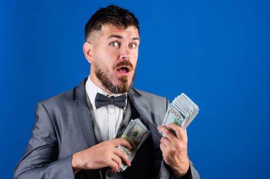 Nakit kolay ve hızlı bir şekilde olsun. Nakit işlem iş. Kolay nakit krediler. Resmi takım elbise mavi arka plan doları banknot yığını tutun. İşadamı nakit para var. Zenginlik ve refah kavramı