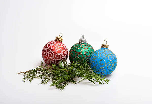 Três bolas de Natal decoração perto de cipreste ramo verde. Conceito de férias de inverno. Decore a árvore de Natal com brinquedos tradicionais. Símbolo de feriados de ano novo e Natal. Celebre o Natal — Fotografia de Stock