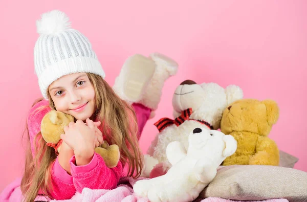 Criança menina pequena brincalhão segurar ursinho brinquedo de pelúcia. Coleção de brinquedos de ursos. Kid menina brincar com brinquedo macio ursinho de pelúcia fundo rosa. Ursos de peluche melhoram o bem-estar psicológico. Suavidade é a chave — Fotografia de Stock