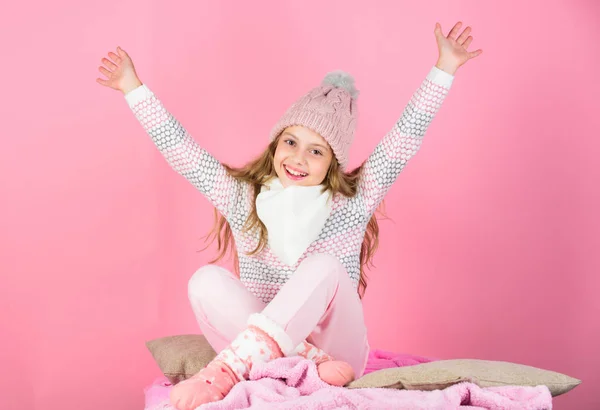 따뜻하고 편안 하 게 유지. 아이 여자 착용 니트 모자 핑크 배경 휴식. 아이 긴 머리 따뜻한 모직 모자 따뜻한을 즐길 수 있습니다. 따뜻한 옷 개념입니다. 것입니다 당신이 아늑한이 게임 따뜻한 액세서리 — 스톡 사진