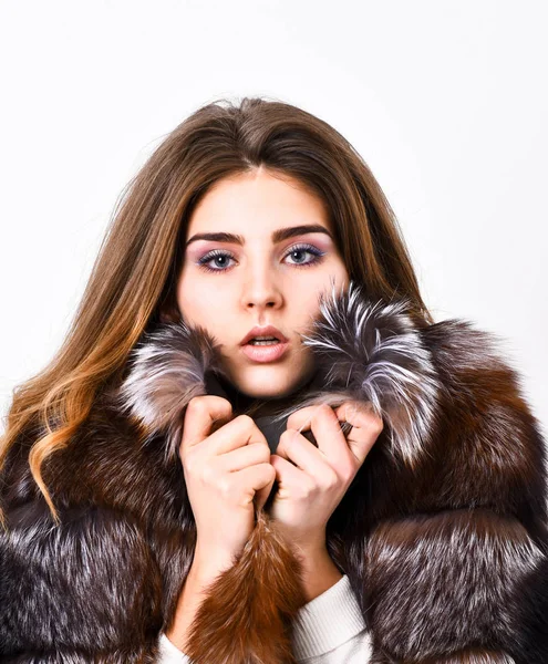 Maquillaje de mujer y peinado posando visón o abrigo de piel de sable. Ropa de lujo de élite de invierno. Abrigo de piel marrón femenino. Modelo de tienda de pieles disfrutar de abrigo suave y esponjoso con cuello. Concepto de moda de piel —  Fotos de Stock