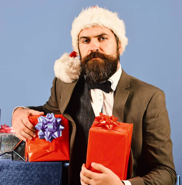 L'uomo con la barba tiene i regali. Concetto di festa aziendale di Natale. — Foto Stock