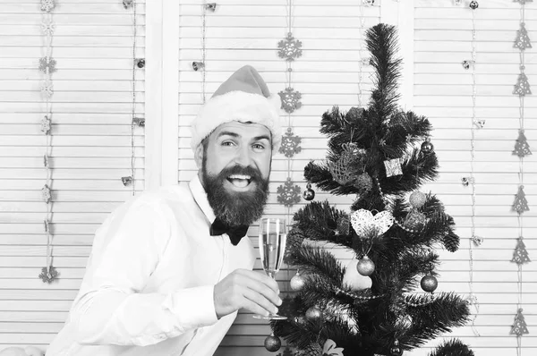 お祝いと新年のコンセプト。髭を生やした男 — ストック写真