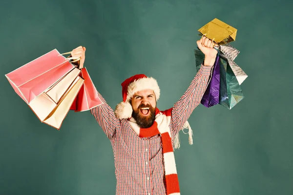 Guy eller hipster shopper i röd hatt med shoppingväskor — Stockfoto