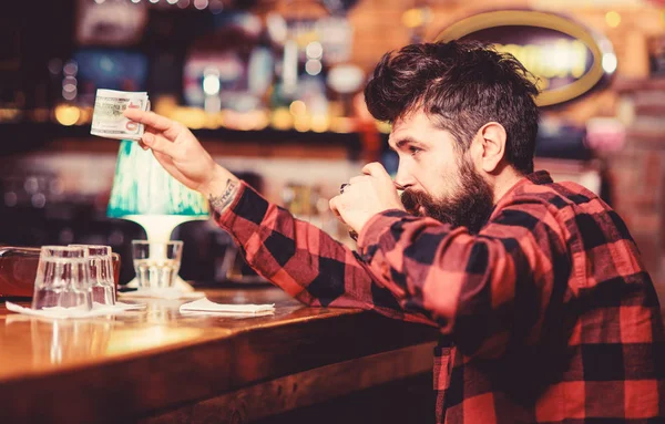 Concepto adicto al alcohol. Hipster sostiene vaso con bebida alcohólica —  Fotos de Stock
