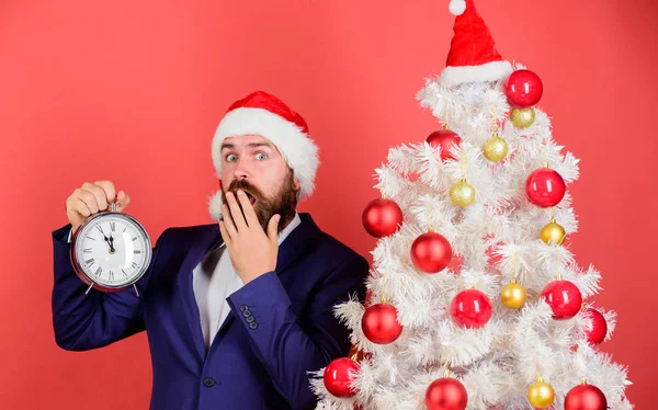 사업 참여 크리스마스 축 하. 마지막 순간 거래. 크리스마스까지 시간 계산. 얼마나 많은 시간 왼쪽. 유지 하는 것은 시간을 추적. 축 하 시간입니다. 남자 수염된 착용 양복과 산타 모자 보류 시계 — 스톡 사진