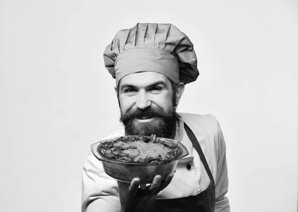 Chef tartja tál burgonya casserole és petrezselyem. — Stock Fotó
