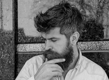 Sakal ve bıyık düşünceli, dalgın yüzünde siyah mermer zemin üzerine olan adam. Erkeklik kavramı. Tousled saçlı hippi sakal dokunur. Adam düşünceli ve karışık görünüyor