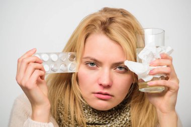 Soğuk algınlığından kurtulmak için ilaç alıyor. Kız içki su ilaç al. Baş ağrısı ve soğuk ilaçlar. Kadın tousled saç eşarp tablet blister tutun. Grip ve soğuk kavramı. Soğuk tedavi için yönergeler
