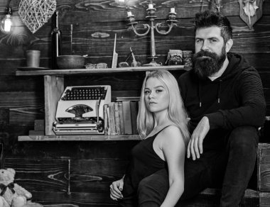 Çift gamekeepers evde, ahşap iç arka plan romantik akşamın. Aşık çift hugs, birlikte sarılma. Romantik kavramı. Kız ve erkek sakin yüzleri sıcak atmosferde dinlenmek