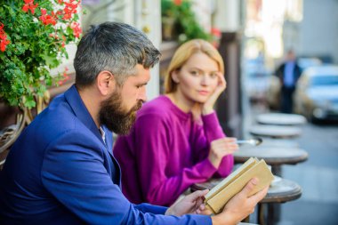 Kız okuma o ilgileniyor. Edebiyat ortak çıkar. Nasıl ortak ilgi ile kız arkadaş bulmak. Dating için kılavuz. Benzer ilgi alanlarına sahip insanlarla tanışmak. Erkek ve kadın sit Cafe Teras