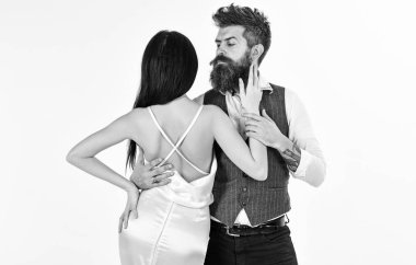 Aşk, Gelin ve damat şık giysileriyle, beyaz arka planda çift. Hipster bayanla düğün töreni için giyinmiş. Modern düğün kavramı. Gelinlik çıplak sırt ve yelek adam kadın